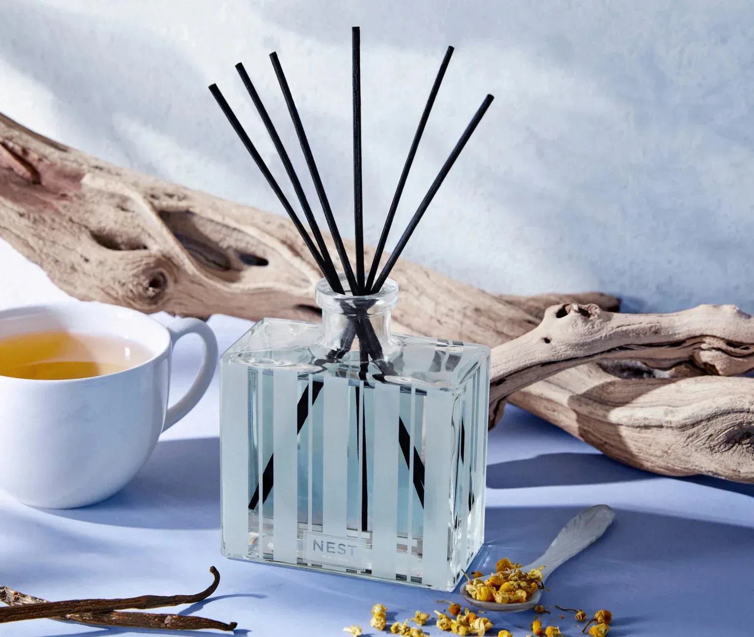 Driftwood & Chamomile Reed Diffuser 5.9 fl.oz/175 ml by Nest New York